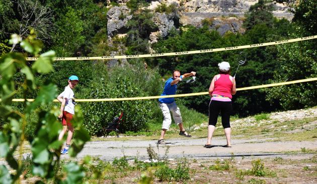 Terrain de beach-volley/badminton du camping