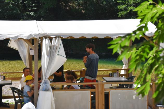 Terrasse des Restaurants auf dem Campingplatz