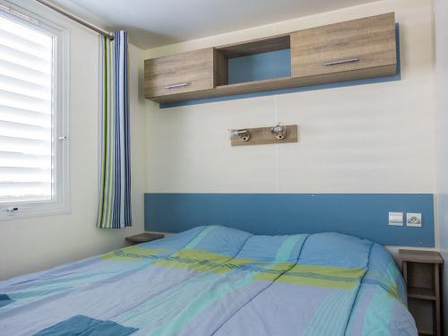 chambre parents mh altair bord riviere camping la blaquiere gorges du tarn