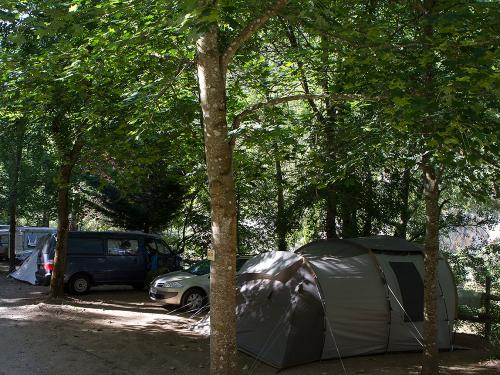 emplacement bord de riviere camping blaquiere