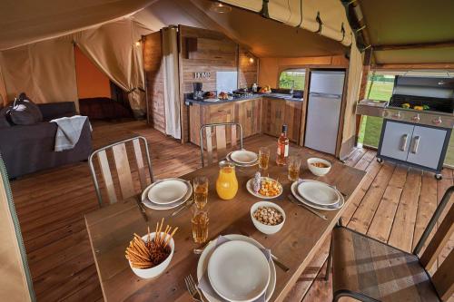 lodge kenya camping la blaquiere interieur