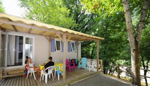 mobil home altair bord de riviere exterieur camping la blaquiere gorges du tarn