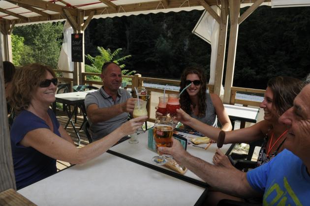 Snackbar aan de oever van de rivier