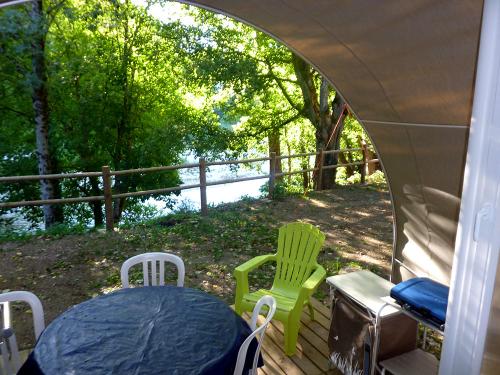 terrasse vue riviere coco sweet camping la blaquiere gorges du tarn