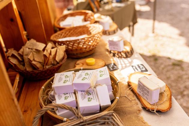 Savon-des-gorges-du-tarn-au-petit-marche-du-camping-la-blaquiere-lozere-occitanie