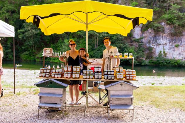 stand miel au petit march� du camping la blaquiere gorges du tarn lozere occitanie