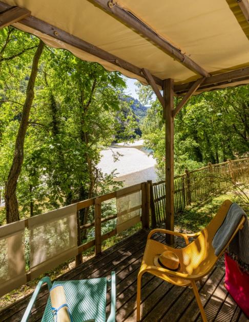 terrasse mobil home avec vue camping la blaquiere gorges du tarn lozere occitanie