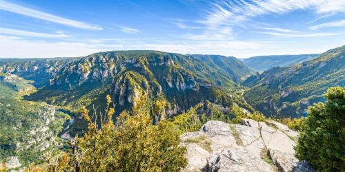 Panoramablick auf den Canyon der Tarn-Schlucht vom Aussichtspunkt Point Sublime in Loz�re, Frankreich.