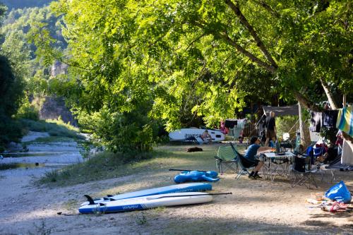 emplacement bord de riviere camping la blaquiere gorges du tarn plage privee lozere occitanie